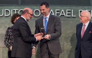 Presidente de Indra, Fernando Abril-Martorell, recibe el premio Codespa en la categoría de Empresa Solidaria por su acción social de manos del rey Felipe VI
